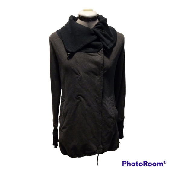 Lululemon Size 4 Charcoal and Black Gratitude Wrap Snap Sweater - Picture 2 of 7